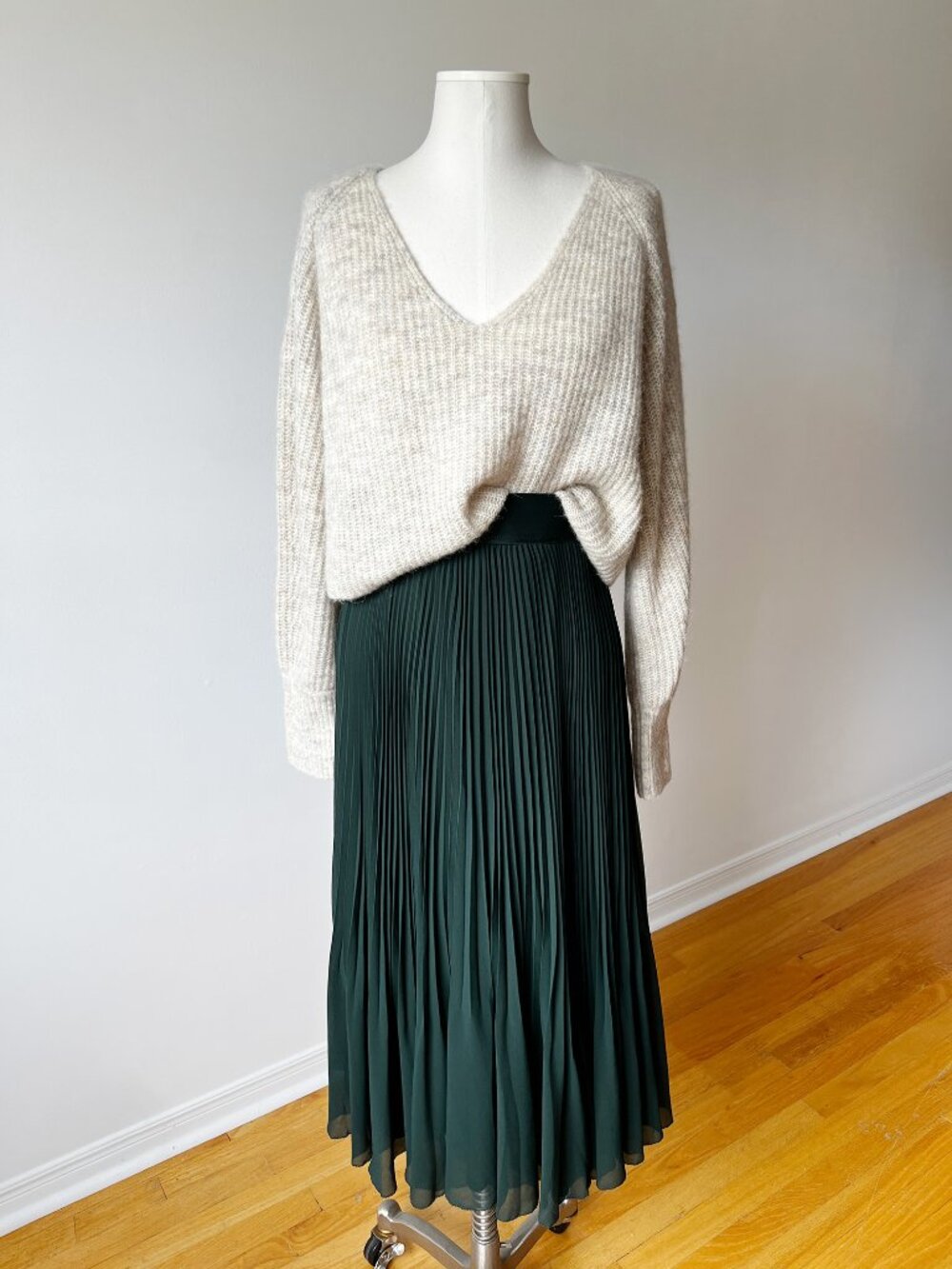 Aritzia Wilfred Twirl Pleated Midi Skirt S